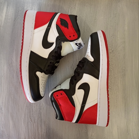 Jordan 1 Retro High Satin Black Toe 2019 Women's Size 6 - Picture 5 of 15